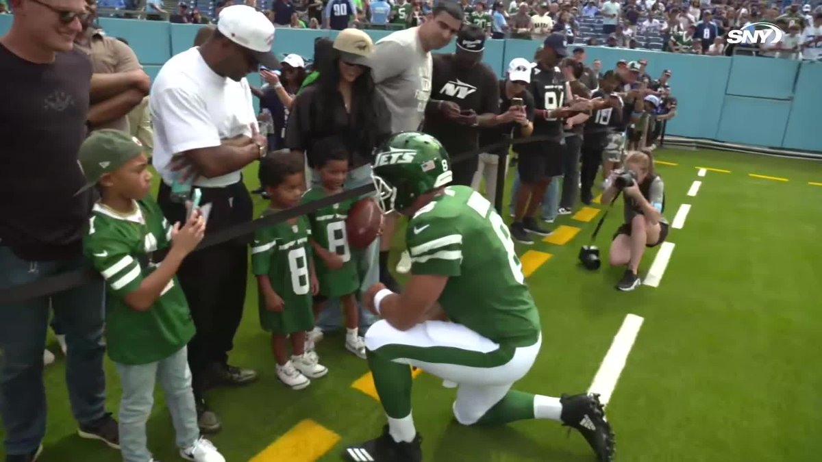 Aaron Rodgers spends some time with Randall Cobb and his family before the game 🙌