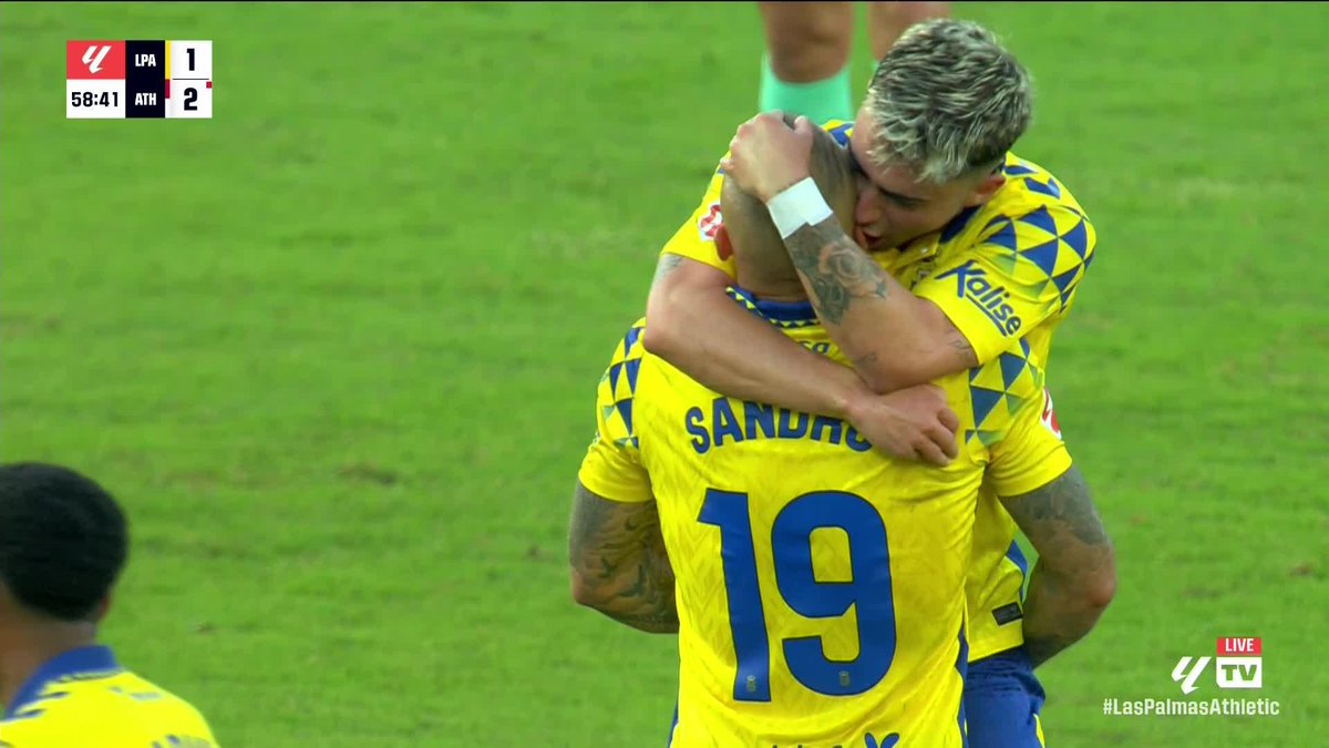 What a strike that is! 💥 Sandro Ramírez with a bullet of a free-kick to pull a goal back for Las Palmas 😱