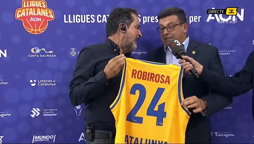 🎁 La FCBQ regala a Jordi Robirosa una samarreta de Catalunya en reconeixement per tota la seva trajectòria professional 👏🏼 👉🏽