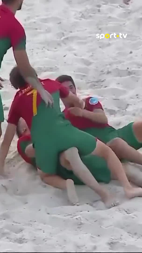 Há um novo campeão europeu 🇵🇹 Parabéns, rapazes! 💛 #sporttvportugal #EuroBeachSoccerLeague #Portugal