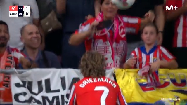 ❤️ El detallazo de Antoine Griezmann con esta pequeña colchonera. #LaCasaDelFútbol #LALIGAEASPORTS