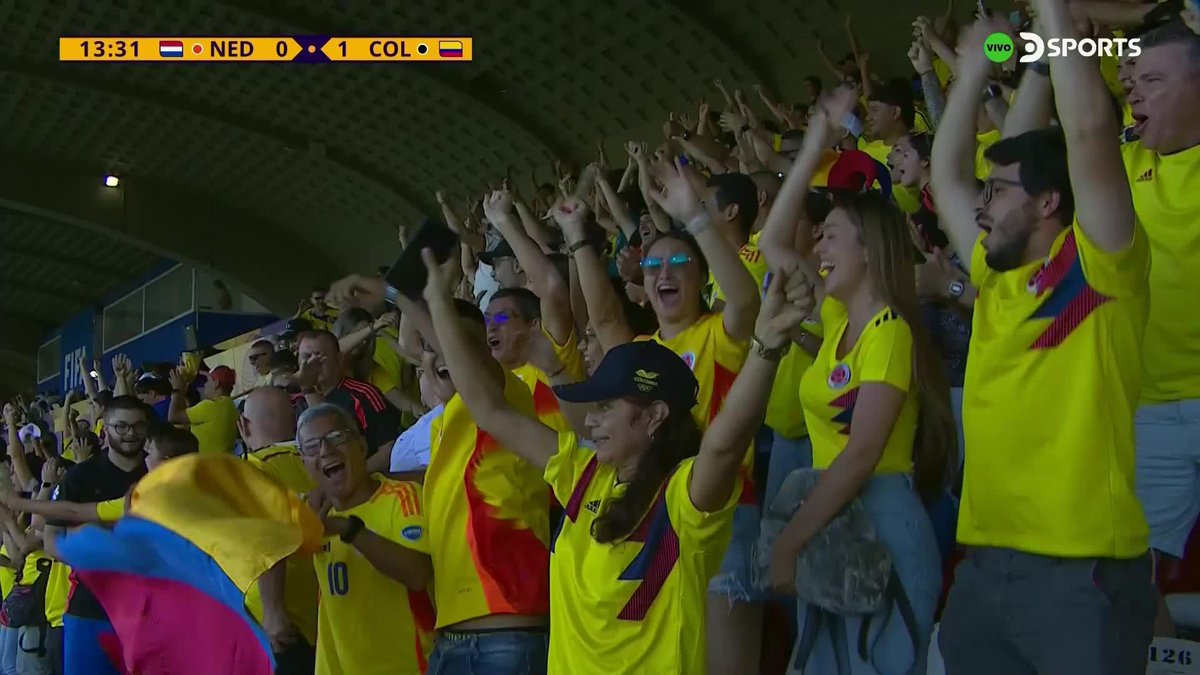 🇨🇴⚽️¡Así se sale a jugar de local! Primeros 15 minutos y #Colombia arrincona a su rival. Linda Caicedo on fire, un equipo compacto donde todas atacan y todas defienden. Equipo gana los rebotes, gana los partidos y por ahora, se ganan todos los rebotes.