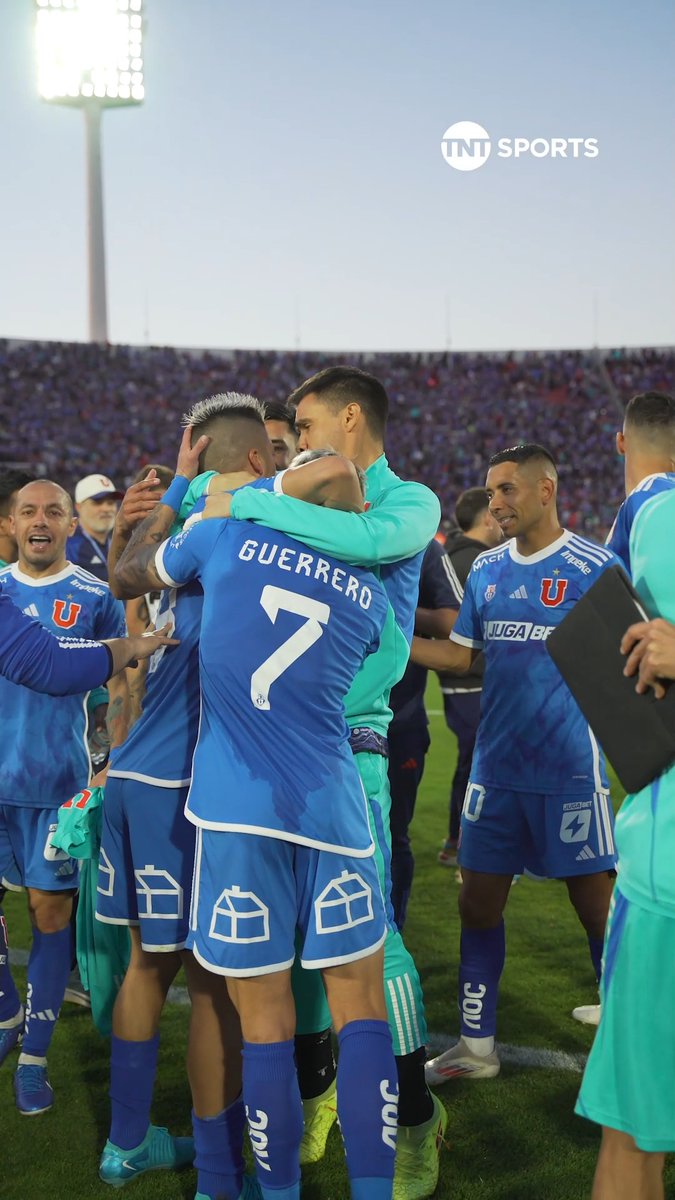 👀🎥🦉 Todos a abrazarlo El lente de TNT Sports posó el objetivo en Leandro Fernández, quien fue felicitado por el resto de sus compañeros tras convertirse en el héroe de #LaU para vencer a Palestino.