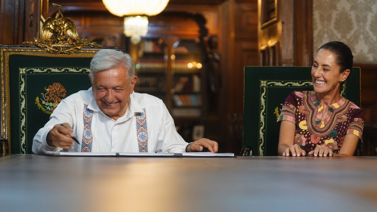 Hoy, en este día histórico, firmé el decreto para la publicación en el Diario Oficial de la Federación de la reforma constitucional al Poder Judicial, aprobada en el Congreso y en la mayoría de las legislaturas locales. Me acompañó como testigo la presidenta electa Claudia Sheinbaum Pardo. Es un honor estar con Claudia hoy.