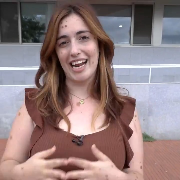 ⚠ El virus respiratori sincicial (VRS) pot ser responsable que el nadó desenvolupi una bronquiolitis o una pneumònia greu. 👶 Tots els nadons nascuts entre l'1 d'abril i el 30 de setembre ja es poden immunitzar contra el VRS als centres d'atenció primària.