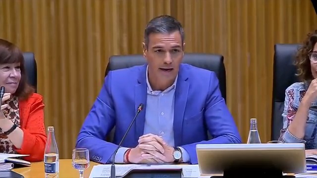 Dicen, dicen y dicen. Y mientras, nosotros hacemos, hacemos y hacemos. Los datos y las previsiones económicas y sociales invitan a la confianza y el optimismo. España tiene una sociedad y un Gobierno optimistas, y enfrente, la desesperación de una oposición destructiva.