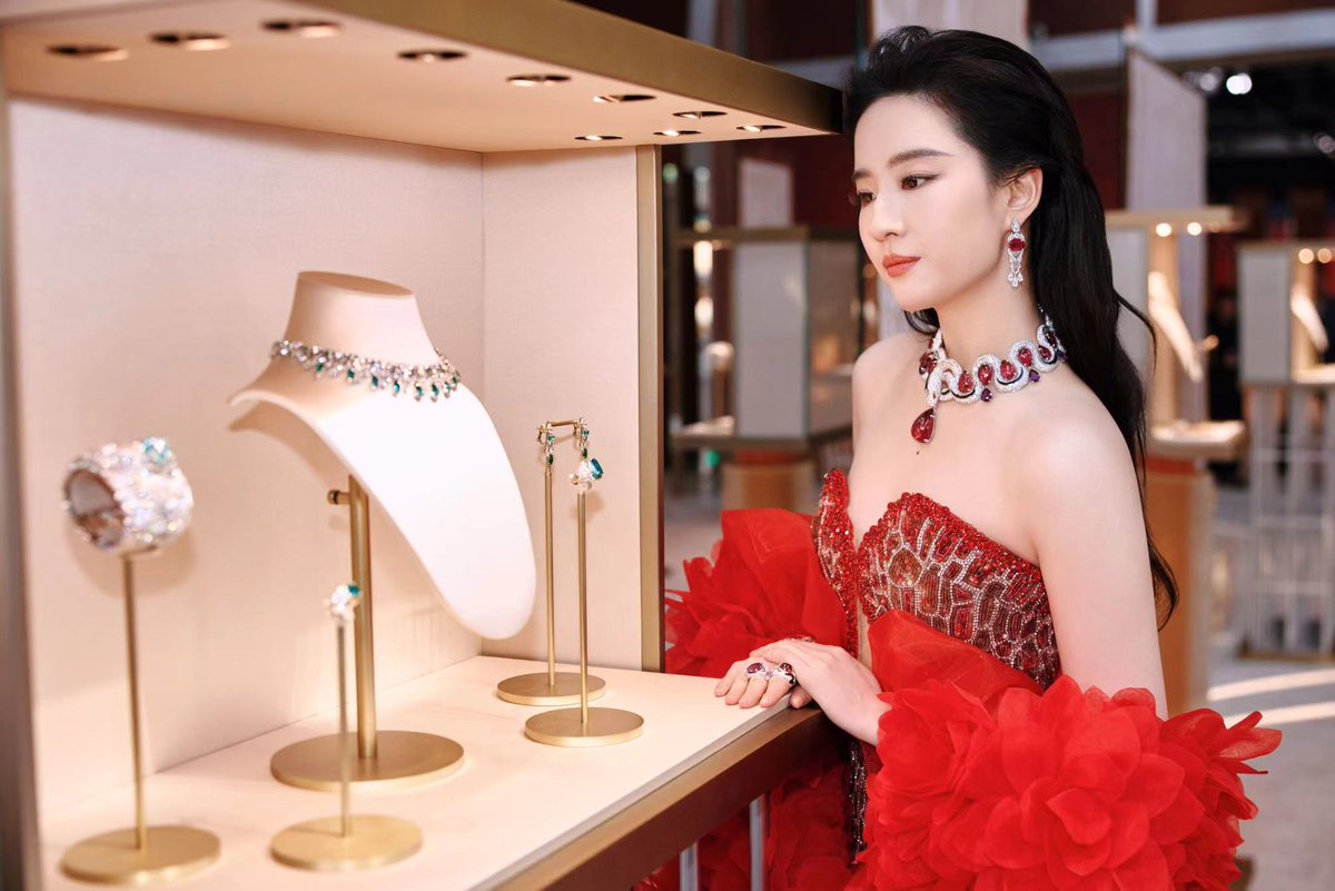 Celebrating the extraordinary #BvlgariAeterna in Shanghai to honor the 140th anniversary of the Maison. Global brand ambassador Yifei Liu and brand ambassador Zhao Lusi wore dazzling creations to attend an enthralling jewelry show. Discover more at