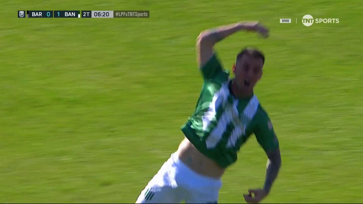 ¡QUÉ GOLAZO HICISTE, KITU! ⚽🎯 Damián Díaz acarició la pelota en el tiro libre y puso el 1-0 de Banfield sobre Barracas Central #LPFxTNTSports