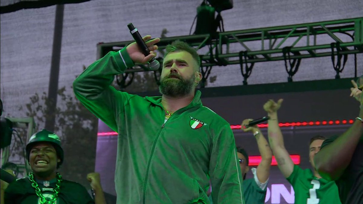 JASON KELCE KNOWS HOW TO MAKE AN ENTRANCE IN PHILLY 🔥 🦅