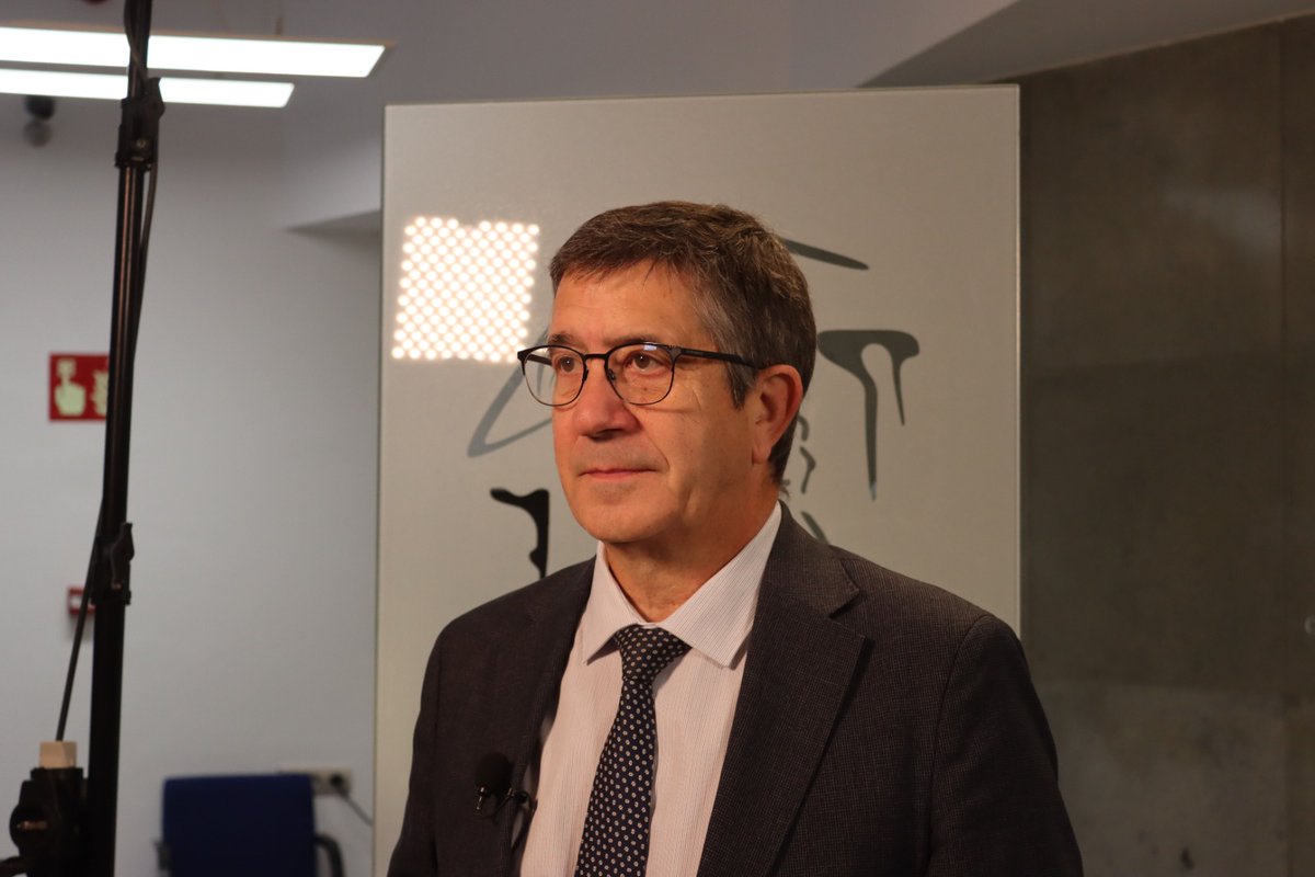 El presidente de Canarias vino al Congreso con el representante del PP de Canarias y nos pidió modificar el artículo 35 de la Ley de Extranjería. Lo llevamos a Pleno y el PP votó en contra. Este problema podría haber estado resuelto desde julio, y no lo está por ellos.