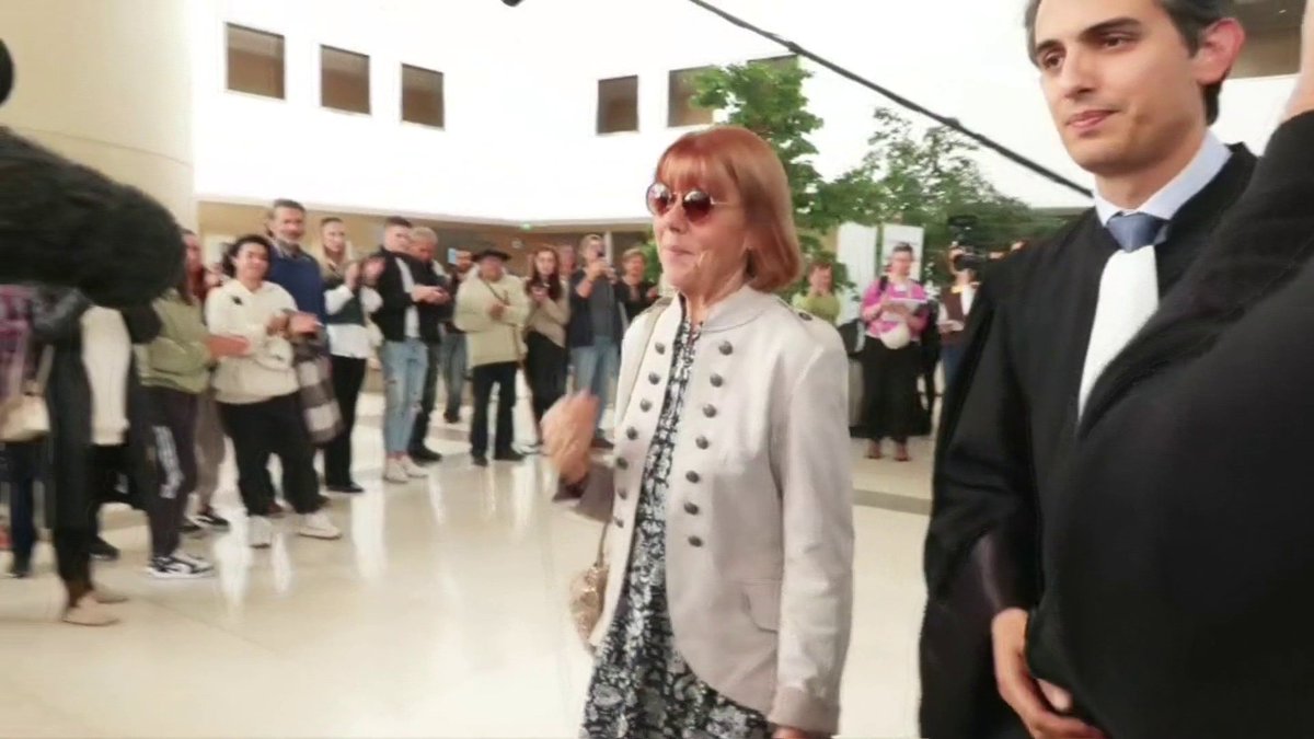 🗨️ "On est avec vous" Gisèle Pelicot est applaudie et encouragée à la sortie de la salle d'audience
