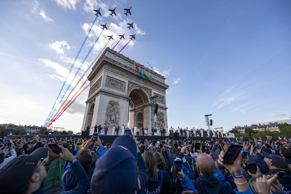 ✈️ On prend de la hauteur et on ne s’en lasse pas ! Revivez le passage de la Patrouille de France lors de la cérémonie des #JOP2024, symbole d'unité, d’excellence et d’engagement. Un hommage à l'esprit sportif et aux valeurs de fraternité qui ont uni nos nations et célébré nos athlètes.