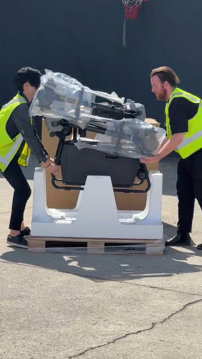 Unboxing the DJI FlyCart 30 delivery drone 📦 The DJI FlyCart 30 is packed with state-of-the-art technology, impressive long-range capabilities, and precision navigation. Its payload capacity of up to 40 kg allows it to handle more rugged tasks. 🎬 DJI Authorised Retail Store
