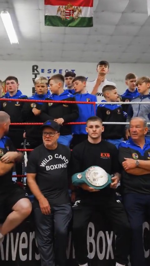 🇮🇪 👑 @KingCallumWalsh paid a visit to his old boxing club in Cork with coach Freddie Roach! #WalshRunowski 🎟️