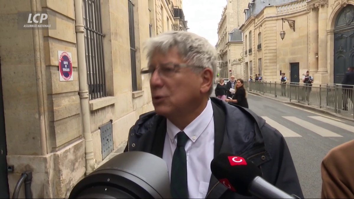 Budget : "On nous a refusé la consultation des [lettres-plafonds]", déplore Eric Coquerel, qui se dit "sidéré" à la sortie de Matignon. Indiquant qu'il s'agit pourtant d'un "droit constitutionnel", il dénonce "un déni de plus des droits du Parlement". #DirectAN