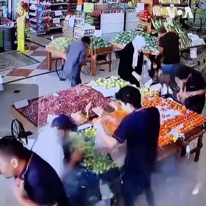 黎巴嫩卫生部长17日表示,在黎巴嫩各地同时发生的传呼机爆炸中,有8人丧生,约2800人受伤。 在贝鲁特一家超市内闭路电视记录下一名男子的背包爆炸的瞬间。有安全消息人士告诉路透社,黎巴嫩武装组织真主党的数百名成员,包括战斗和医务人员,在他们的传呼机爆炸时受伤。 更多: