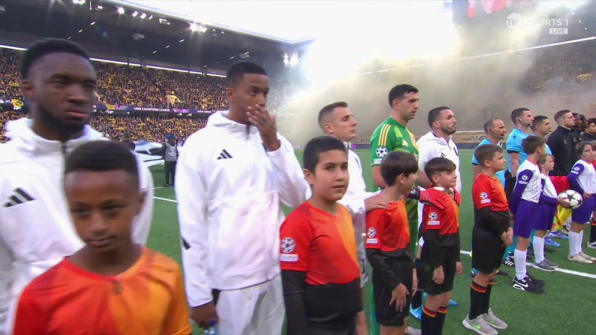 The updated Champions League anthem makes its debut 🎶