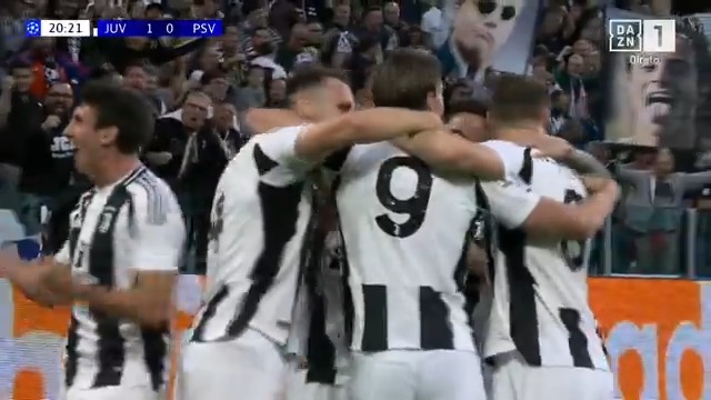 Kenan Yıldız, de 19 anos, marcou o primeiro golo da nova Champions League... e que golo! 🤩
