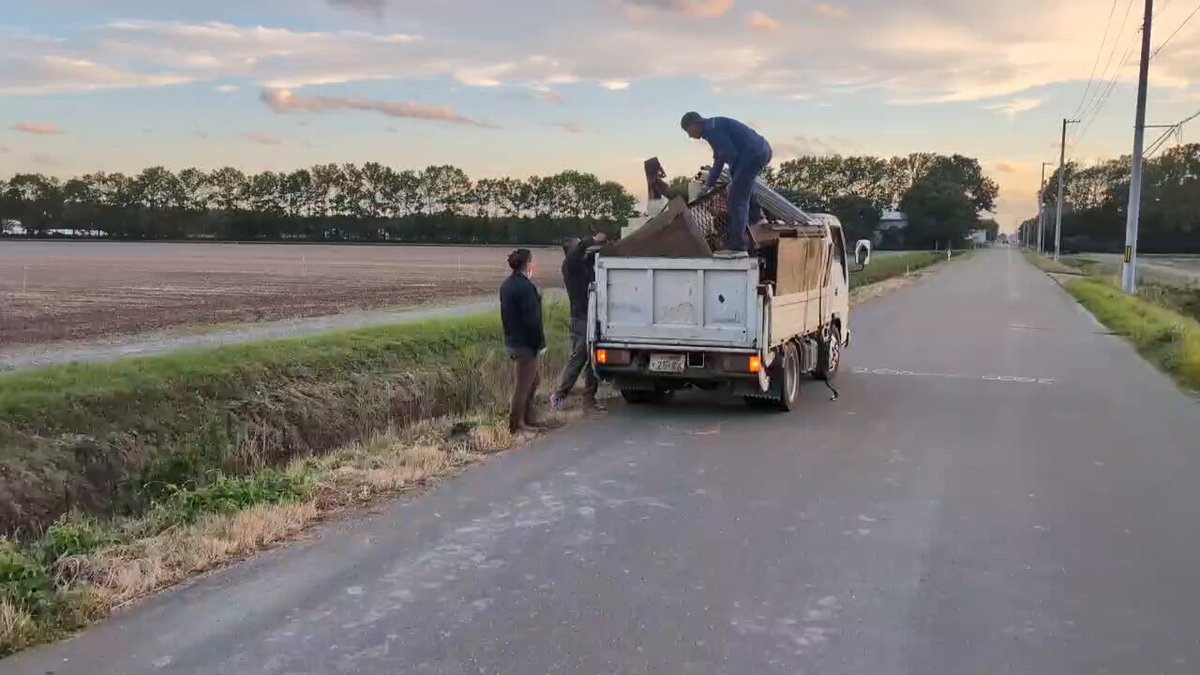 この中国人の金属泥棒たち舐めてんな？ 水門のハンドルやら消火栓ホースの先端や鉄を盗みまくってる！！ ナンバーもわかってるから早く取り締まってくれ。 成田400 す25-66 春日部400 と75-05 警察は何してる？ 中国人は人の敷地に入ってまで盗んでいくぞ！