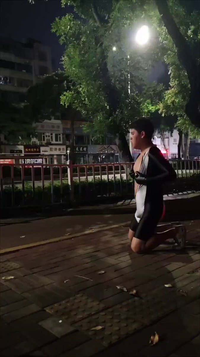 既然看到了大力 跪着玩弄自己的骚乳头，为什么不停下来玩弄调教骚狗。 坐标：广东珠海柠溪 #野裸 #暴露 #露出 #极限暴露 #野外露出 #乳头 #乳钉 #乳环 #紧身衣 #人前暴露 #狗奴 #母狗 #性奴 #0m