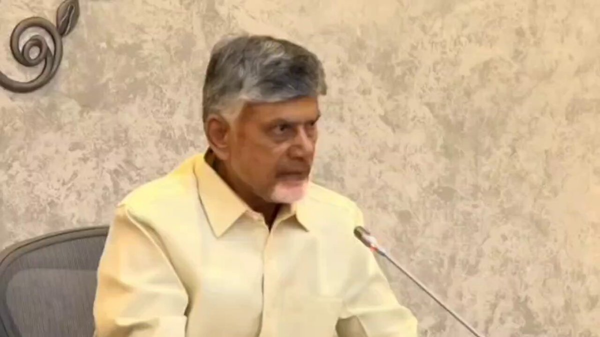 విశాఖ స్టీల్‌ప్లాంట్‌ పరిరక్షణ ఉద్యమాన్ని నీరుగార్చేలా N Chandrababu Naidu గారు మాట్లాడ్డం వెనుక పెద్ద కుట్ర ఉంది. స్టీల్‌ప్లాంట్‌ అమ్మకానికి మద్దతుగా చంద్రబాబుగారు చేసిన ప్రకటనగానే దీన్ని చూడాలి. రాష్ట్రానికి హక్కుగా రావాల్సిన ప్రత్యేక హోదా విషయంలోనూ చంద్రబాబుగారు ఇలాగే మాట్లాడి, కోలుకోలేని దెబ్బతీశారు. ఇప్పుడు స్టీల్‌ప్లాంట్‌ విషయంలోనూ అంతే. బాబు వచ్చాడు.. అందర్నీ ముంచుతున్నాడు.