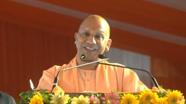 नजर नहीं है, लेकिन नजारों की बात करते हैं, जमीन पर चांद-सितारों की बात करते हैं, वो हाथ जोड़कर बस्ती को लूटने वाले, भरी सभा में सुधारों की बात करते हैं...