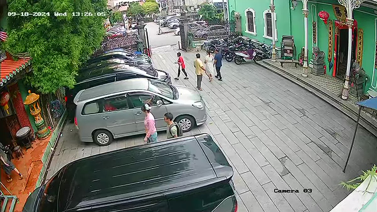 Dua individu maut selepas pokok tumbang atas kereta dalam kejadian di Lebuh Gereja, di George Town, petang tadi.