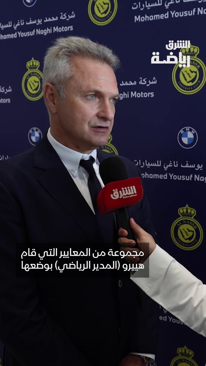 ياعيال ذا شكله ديكتاتوري وليته ديكتاتوري فاهم كوره، لا هذا واضح لا يفقه بالملعب شيء … يقول الجمهور شغله غير شغلنا يعني لو تقعدون تصيحون بيديكم ورجليكم ماحنا سامعين كلامكم. مالحل؟ الحل واحد فقط … قاطعوا المدرج.