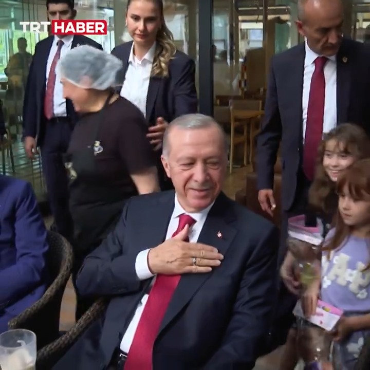 Cumhurbaşkanı Erdoğan, Ankara'da pastaneye gitti: + Sen mi yaptın frappeyi? - Evet, ben yaptım. + Maşallah, güzel yapmışsın.