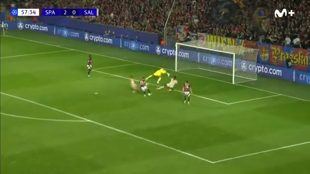 Sangre fría albanesa: Laci. 🪄 Sí, ha dejado tirados a tres rivales con un recorte. #LaCasadelFútbol #UCL