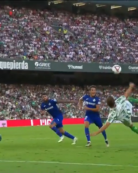 💚💥 El remate de Diego Llorente. 🧤💙 La parada de David Soria Solís. 😱 ¿Con qué acción te quedas? #RealBetisGetafe | #LALIGAEASPORTS | #LALIGAHighlights