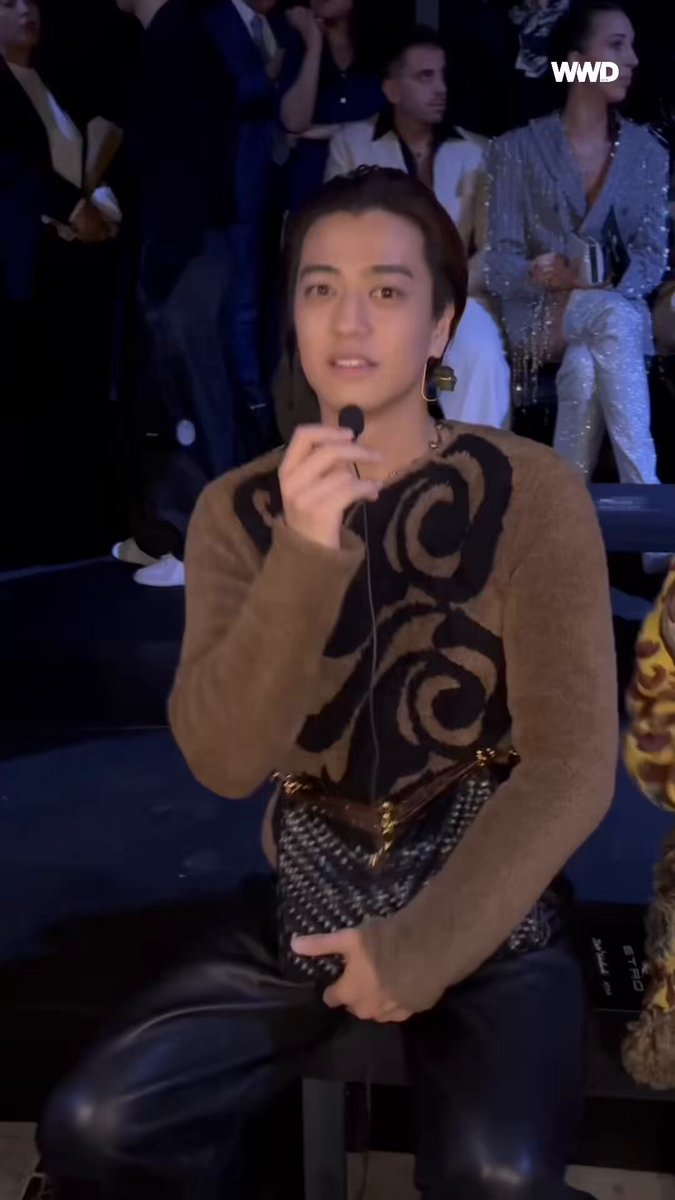 【#WWDJAPANミラノコレ取材】「エトロ（#ETRO）」がミラノで開催したショーに髙橋海人が来場！ショー前にはバックステージでデザイナーのマルコ・デ・ヴィンチェンツォとも挨拶したそう。ショーへの意気込みを聞きました🎤 #エトロ #髙橋海人 #kaitoTakahashi #キンプリ #KingandPrince #EtroSS25