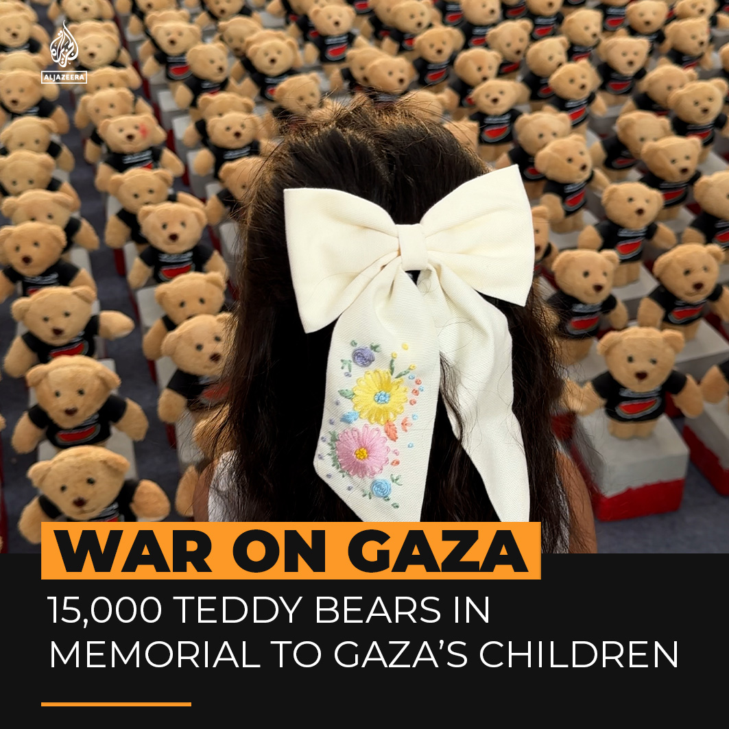 An artist has created this memorial to the children of Gaza using 15,000 teddy bears.