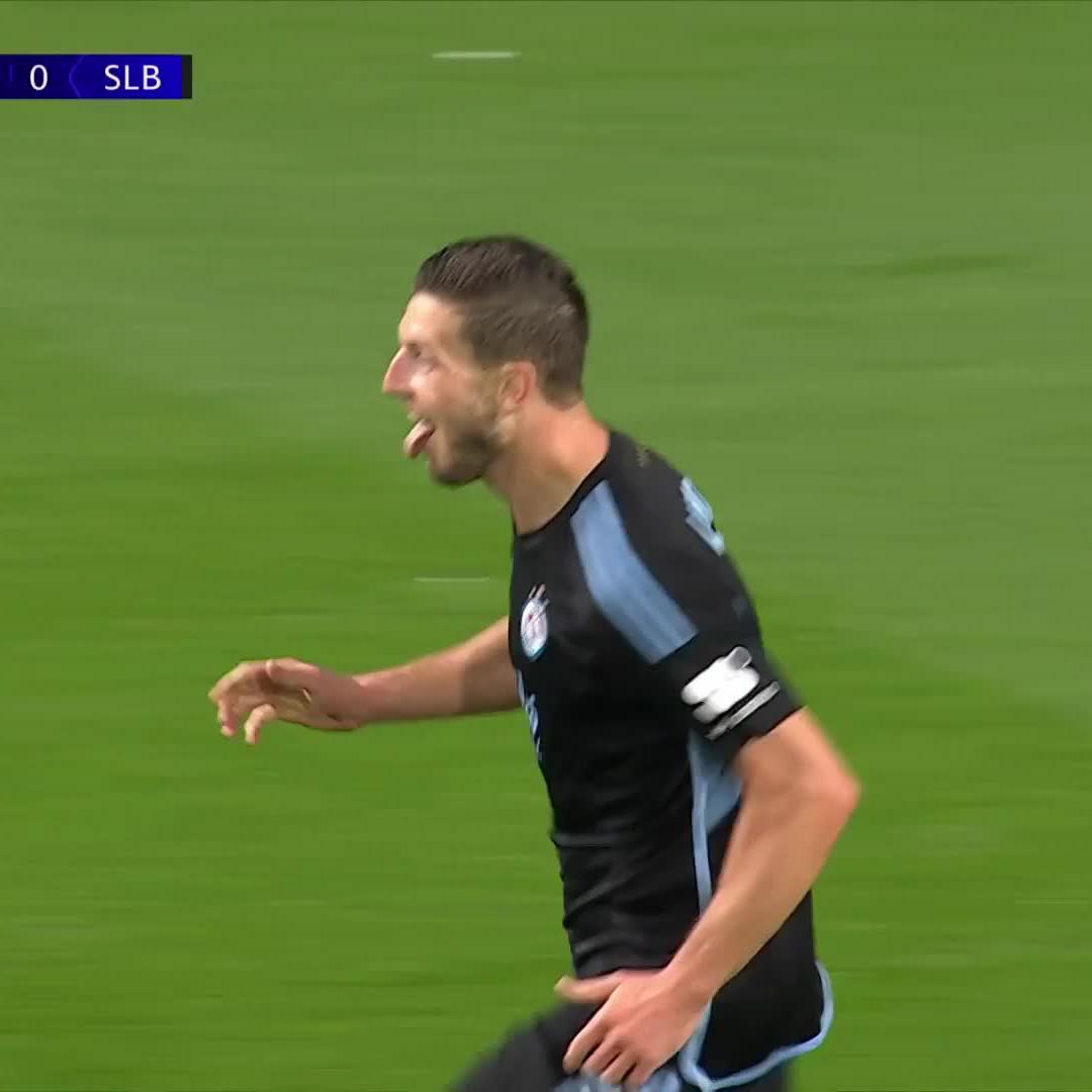 Wimmer dal gól 😍 Sváteční střelec Kevin Wimmer dal historický první gól Slovanu Bratislava v Lize mistrů. Jen škoda, že komentátor na Nova Sport prováhal takovou příležitost. 😁