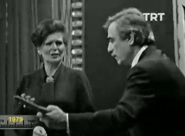 Sözleri Karacaoğlan'a ait, derleyen ve notalandıran Nida Tüfekçi, arşivleyen Mahmut Erdal. Sivas - Divriği yöresine ait. Neriman Altındağ Tüfekçi yorumluyor Nida Tüfekçi sazda. Ruhları şad olsun. Yüzyıllar ötesinin Türkçesi, nasıl anlaşılır değil mi?
