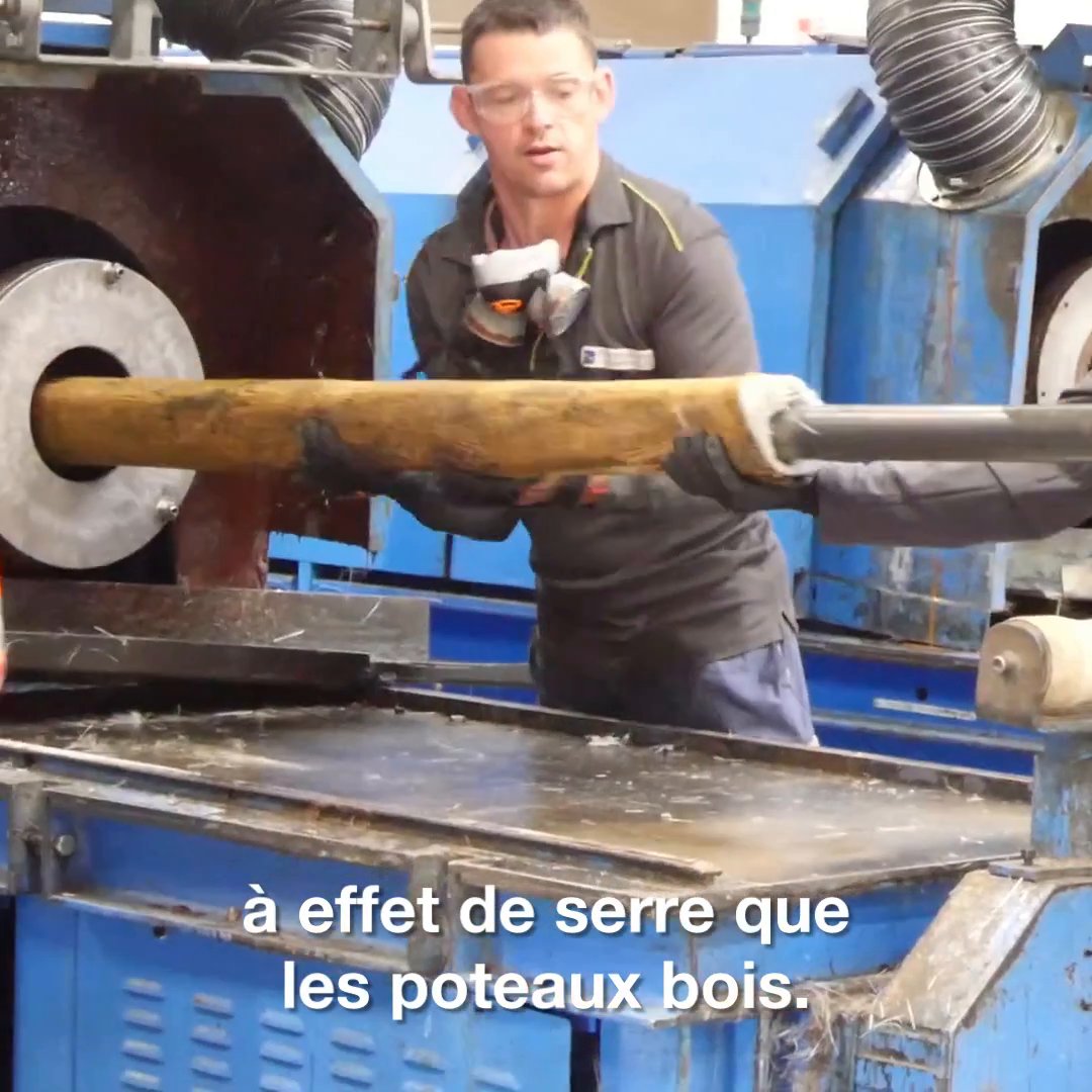 On vous met au défi de les repérer tellement ils sont bien imités. Nos nouveaux poteaux en composite sont installés progressivement et c'est top pour la 🌍 parce que - Ils sont produits dans notre région 🇫🇷 - Leur durée de vie est 4 fois plus longue - Ils sont plus solides #RSE