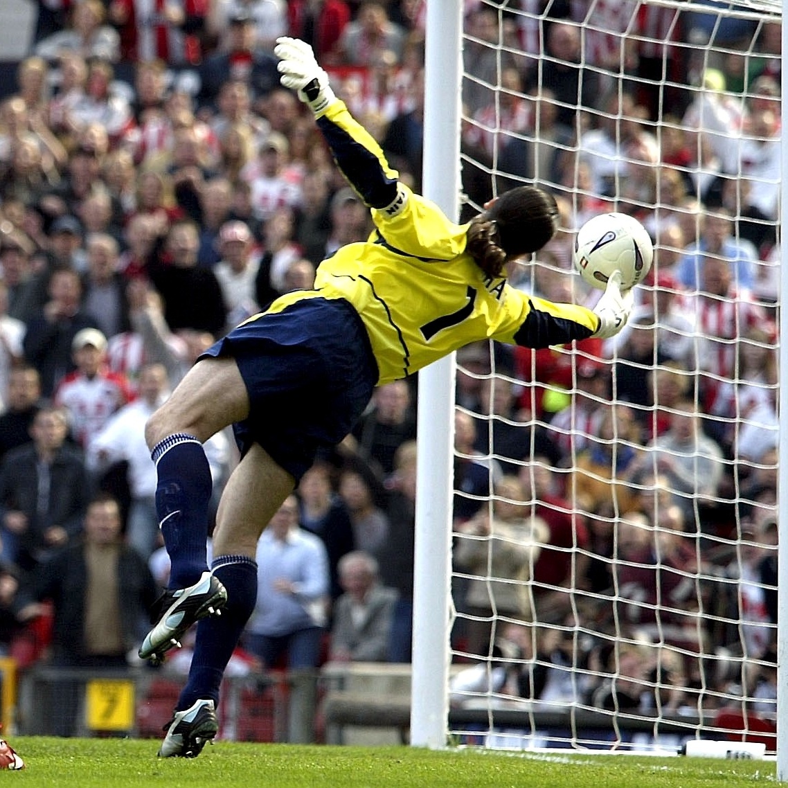 Will forever be one of the greatest ever saves 🧤 Happy birthday, David Seaman! 🎂