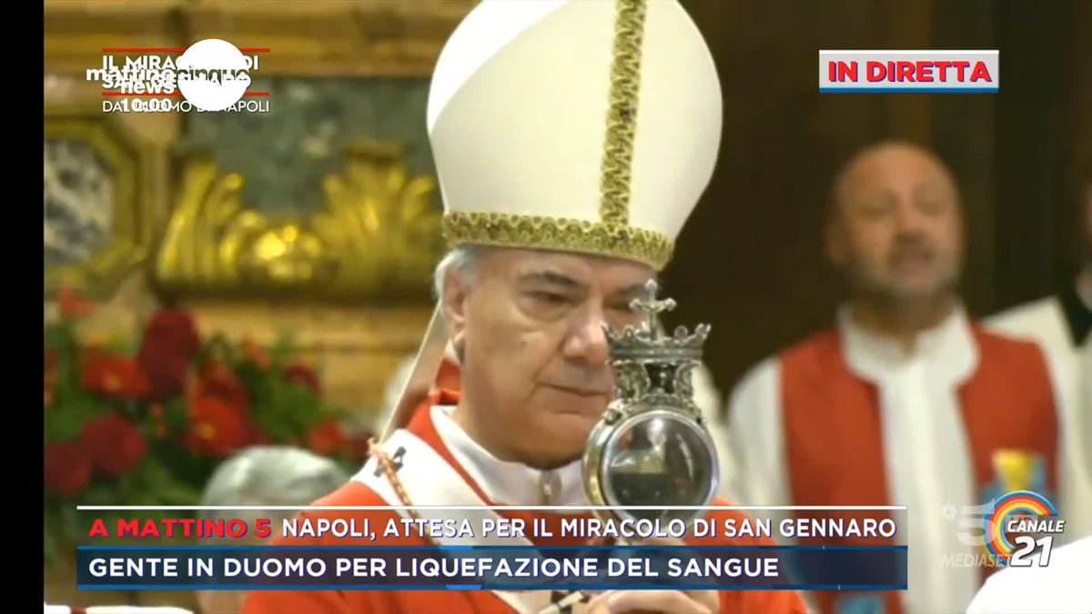 Il sangue di #SanGennaro si è sciolto: in diretta fedeli in festa #Mattino5