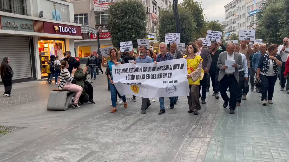 Bolu’da tasarruf gerekçesiyle taşımalı eğitimin kaldırılmasına tepki gösterin köylüler: “Eğitimden tasarruf olmaz. En büyük itibar, çocukların karnı tok, güvenle, temiz okullara gitmesidir” dedi