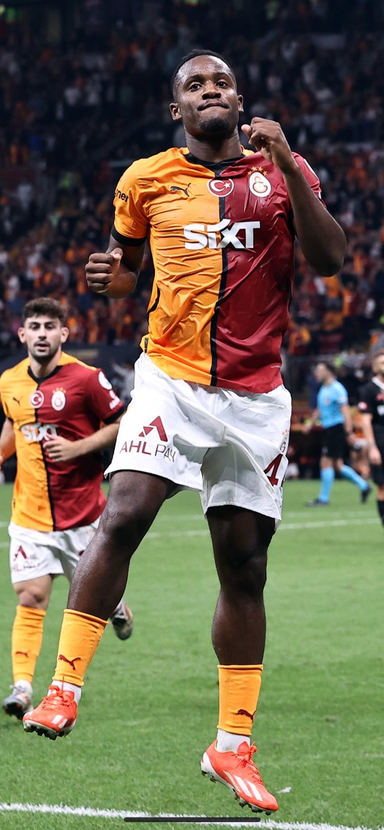 ✍️ 1 gol, 1 asist 🦇 𝑴𝒊𝒄𝒉𝒚 𝑩𝒂𝒕𝒔𝒉𝒖𝒂𝒚𝒊