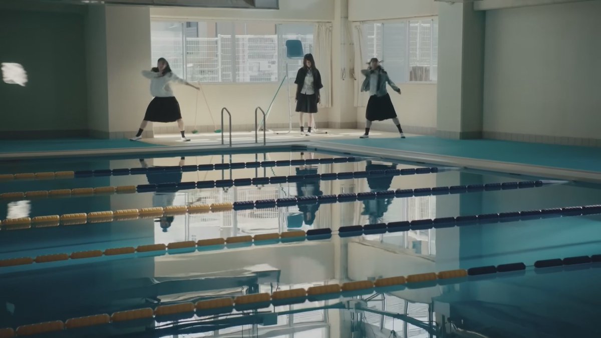 พอนึกถึง MV Rumor ของฝั่งญี่ปุ่น ซีนที่เป็นภาพจำและชอบส่วนตัวยกให้ซีนฮิโตมิเต้นรอรถไฟ กับซีนสระว่ายน้ำของโยโกยามะ มันเล่าสไตล์ School life ด้วยมุมมองบุคคลที่3 ผสมกับความเท่ห์ของการเต้น ที่เมมซ้อมเต้นได้ทุกที่ MV ของเวอร์ชั่น #BNK48 ถ้าหยิบซีนแนวนี้มาผสมด้วยจะฟินมาก แต่ไม่รู้แฟนคลับฝั่งไทยจะชอบรึเปล่า อาจจะโดนด่าแทนเพราะถ่ายแนวนี้มันจะเห็นหน้าเมมไม่ชัดเท่าไหร่ เน้นให้เห็นการเต้น 555555