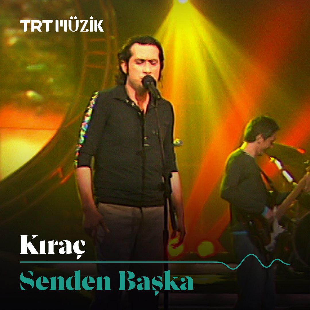 Kıraç, "Senden Başka" şarkısını söylüyor, seyirciler ise koro hâlinde eşlik ediyor. "Bana candan bir kez aşkım diyen mi var senden başka?" 🌹