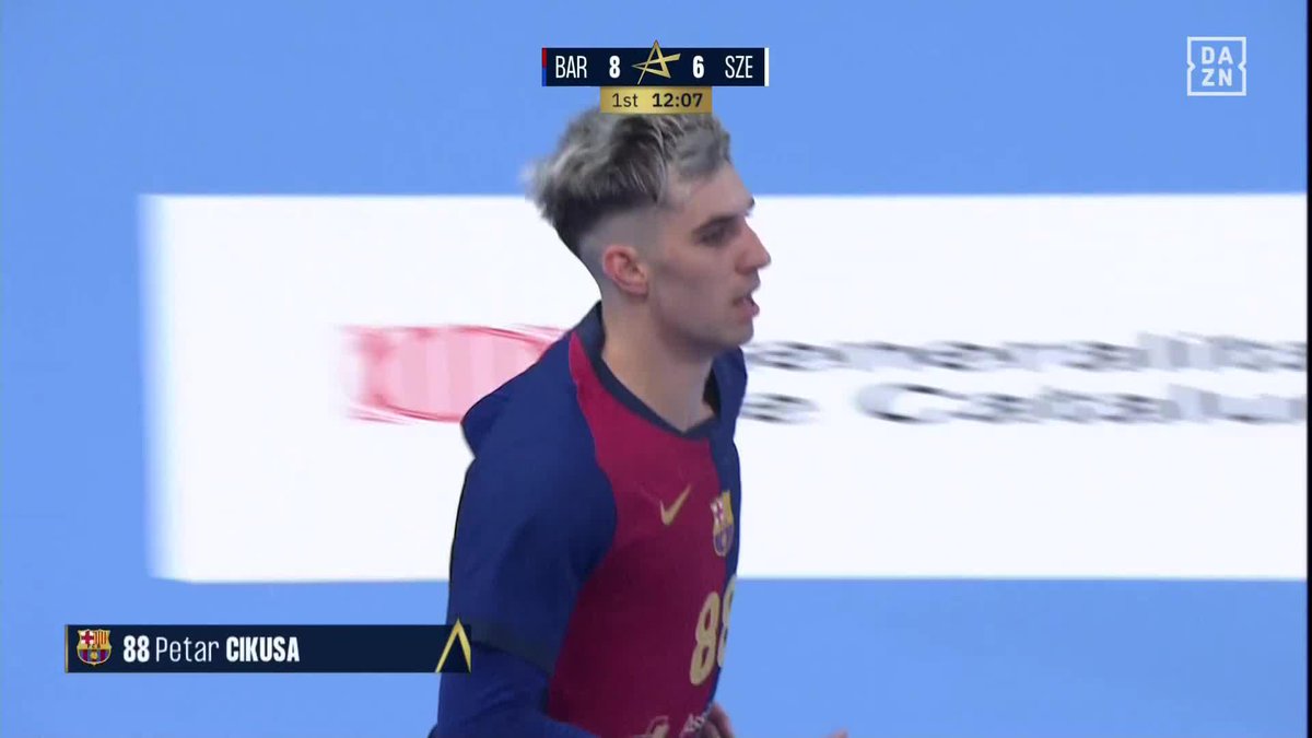 La magia de Petar Cikusa cayéndose por el Palau ✨🎩 Barça Handbol #EHFCL #BalonmanoDAZN 🤾🏻♂️