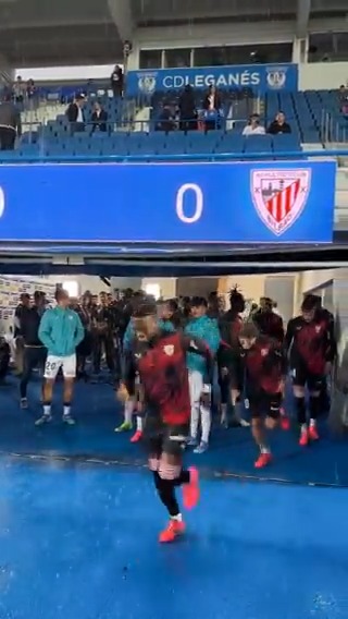 ☔️🛖 Los jugadores del CD Leganés, 𝐫𝐞𝐬𝐠𝐮𝐚𝐫𝐝𝐚𝐝𝐨𝐬 en el túnel de vestuarios sin salir por la lluvia que caía esta tarde sobre Butarque. 😅🧌 Los futbolistas del Athletic Club: “𝑵𝒐𝒔𝒐𝒕𝒓𝒐𝒔 𝒔𝒐𝒎𝒐𝒔 𝒗𝒂𝒔𝒄𝒐𝒔”. 📹 [Athletic Club]