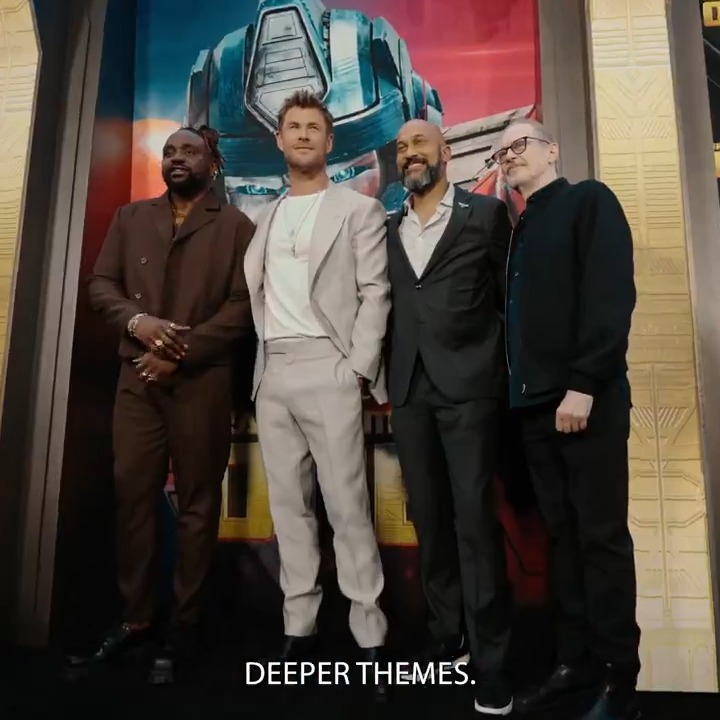 The #TransformersOne cast and crew stand together as one at the NYC premiere. 🤖🔥🚕