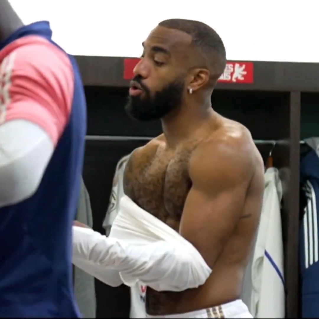 Dans les coulisses du vestiaire de l'OL. "Olympique lyonnais, au coeur d'une folle saison", un documentaire inédit à retrouver lundi soir à 21h05 sur la chaine L'Équipe.
