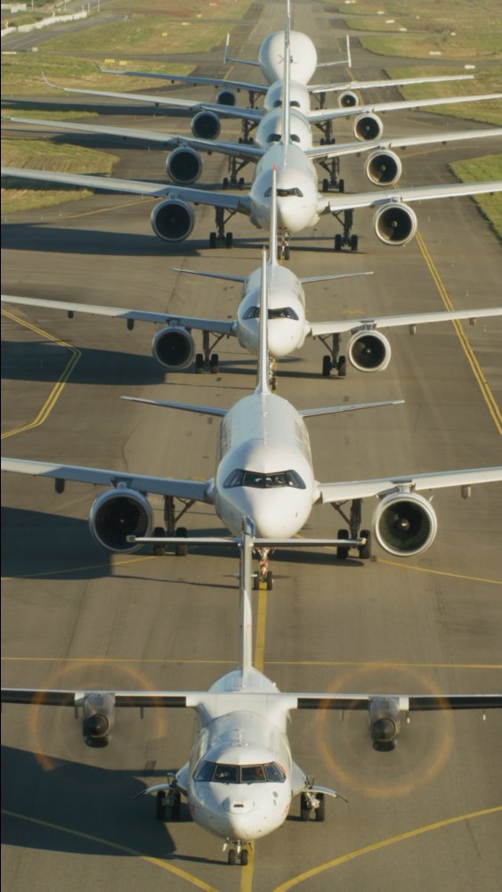 Your #FlyingFriday surprise! Last Sunday, #Airbus families, friends and fans were treated to a spectacular 7 aircraft Airbus Family formation flight ✈️ high above Toulouse, 🇫🇷 Europe’s capital of aeronautics! Enjoy 😍 Watch the full video here 👉