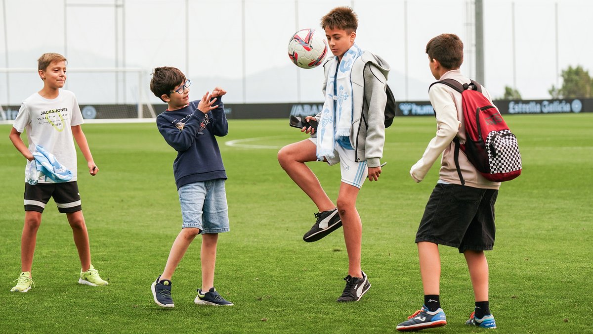 Queríamos un club socialmente comprometido. Que luciera su identidad, que invadiera los colegios, que repartiera ilusión en los hospitales, que invirtiera tiempo en su gente. Da gusto ver iniciativas así. Da gusto ver que somos lo que queríamos ser
