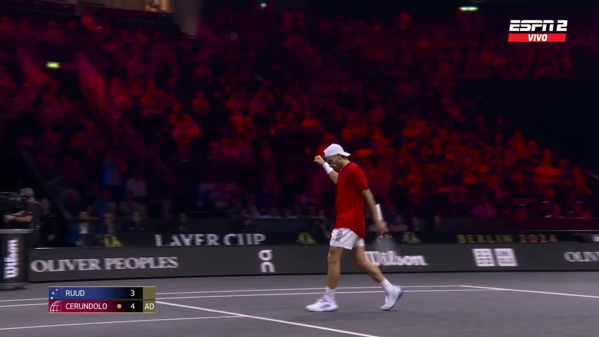 ¡Puntazo de Cerúndolo y delirio del #TeamWorld! 🇦🇷🔝 #LaverCup