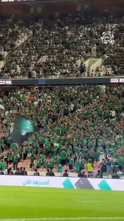 مبروووووووووووك 💚 يا عشاق #الأهلي + 3 نقاط خطوة أخرى إلى الأمام 👏👏👏 ليه لقطات جمهور الأهلي فيديو تشجيع صاخب ولقطات جمهور #الاتحاد صور ثابتة لقطع من القماش؟ #الاهلي_ضمك #الهلال_الاتحاد